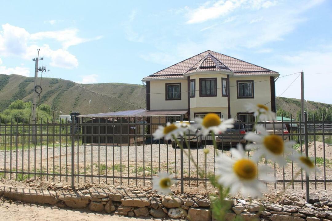 Mount Yard Karakol Hotel Kültér fotó
